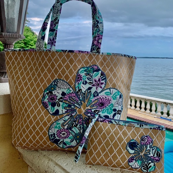Gorgeous Vera Bradley Beach Tote and Clutch - Picture 2 of 10